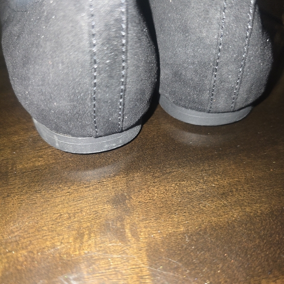 Kenneth Cole black suede and feather flats never-worn - Picture 3 of 9